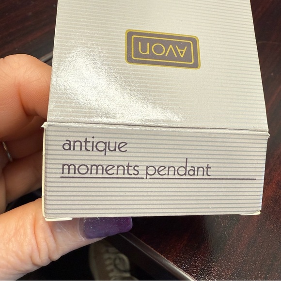 Avon “Antique Moments Pendant”Goldtone/Purple Layered Necklace NIB 1992 - Picture 5 of 7